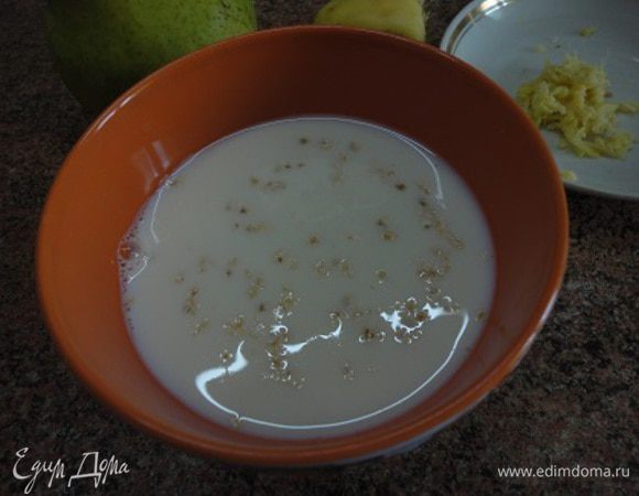 Овсяные хлопья (у меня были тонкие, поэтому я их не измельчала) залить молоком и оставить. А в это время, подготовим остальные ингредиенты.