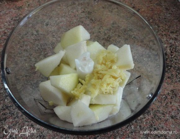 Грушу очистить от кожуры и семян и нарезать кусочками. Имбирь натереть на мелкой терке. Все поместить в блендер.