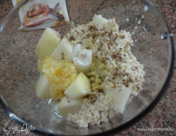 Сюда же выложить хлопья с молоком, мед, часть корицы. Все измельчить.