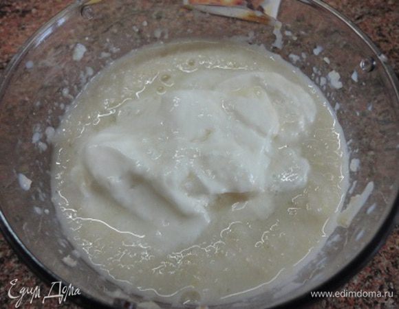 Добавить йогурт и перемешать с помощью блендера.