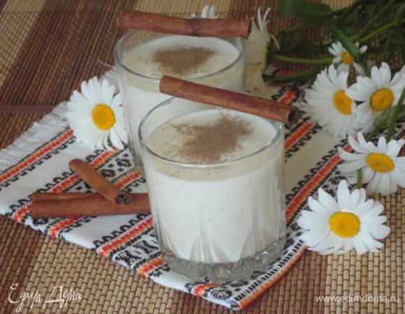 Разлить смузи в стаканы и слегка присыпать корицей. Десерт особенно хорош в жаркую погоду. Приятного аппетита!