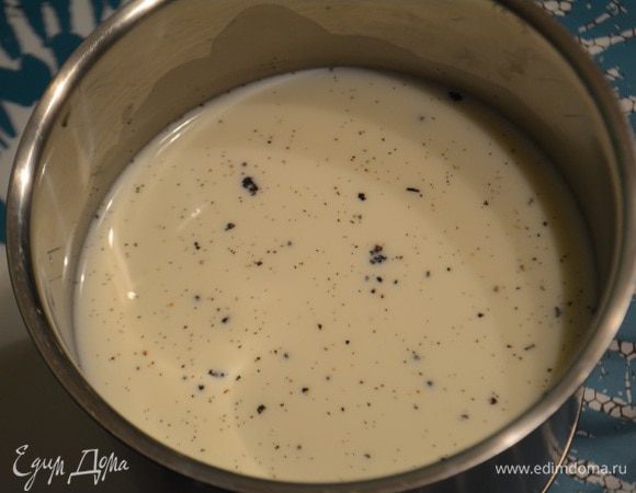 Молоко влить в сотейник.стручок ванили разрезать вдоль, выскоблить семена и добавить в молоко, туда же бросить и стручок. Проварить 4 минуты и вытащить стручок. Молоко довести до кипения, добавить промытый рис и соль, варить до готовности. Главное, чтобы рис не разварился.