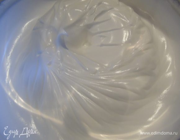 Постепенно добавляем сахарную пудру и взбиваем до устойчивых пиков.