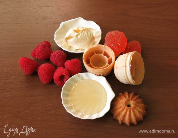 Малина (или другие сезонные ягоды), тарталетки, печенье, сливки, мед, мармелад (желейные конфеты).