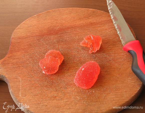 Вырезаем из мармелада кружочки и дуги. Разрезаем каждую деталь вдоль. Из одной желейки получаются 2 кружка и 2 дуги.