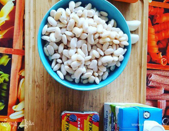 Фасоль замочить на ночь или на несколько часов. Затем отварить ее минут 15 в мультиварке или на плите. Это делается для того, чтобы сократить время приготовления фасоли. Откинуть фасоль на дуршлаг.