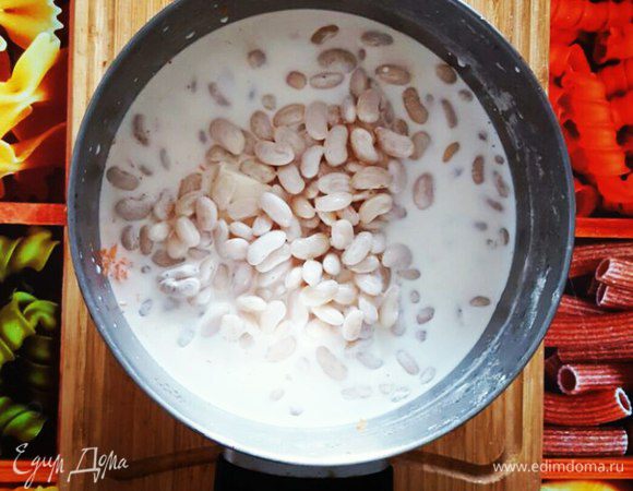 В кастрюлю положить натертую морковь, чеснок, фасоль, плавленый сыр. Залить сливками.
Можно взять 500 мл сливок, тогда у вас будет больше соуса, и им можно будет дополнить другие блюда — макароны, рис, мясо.