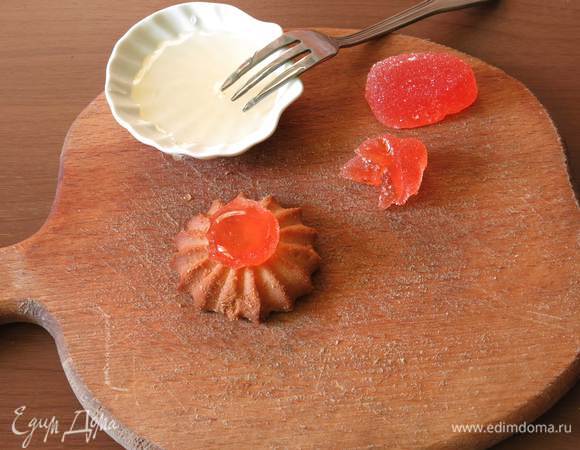 Печенье выбираем в виде ромашки — это основание чашки. На печенье кладем круг мармелада, соединяем детали медом.