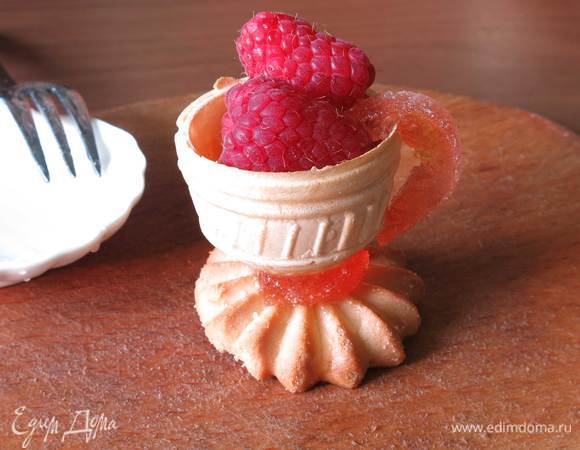 В тарталетку кладем сливки и ягоды. После этого прикрепляем с помощью меда ручку. Если крепить ручку к пустой тарталетке, то она заваливает "чашку". Пробовала соединять шоколадом, соединение совсем не крепкое. В качестве ручки можно использовать  тонкий кусочек брецеля, а мед заменить помадкой из пудры и воды (лимонного сока). Приятного чаепития!