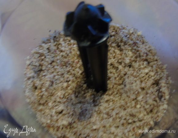 Фундук измельчаем в блендере, его предварительно нужно обжарить на сковороде и очистить (без фанатизма), остудить и только потом измельчаем. Многие советуют еще и просеять, но я этого не делала, чем плохо если попадется кусочек ореха?