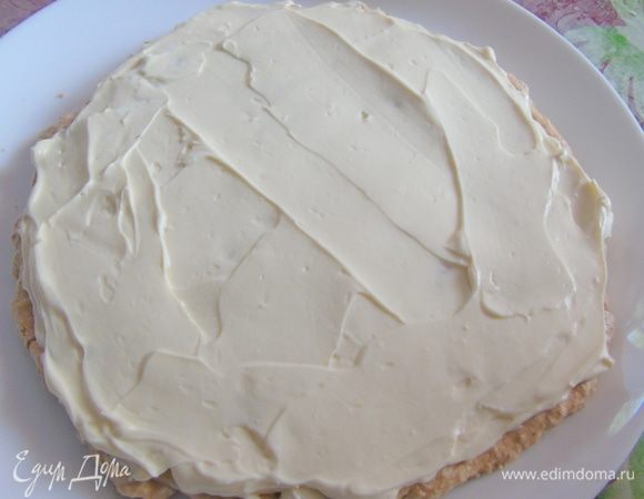 Для крема взбиваем маскарпоне со сгущенкой, как по мне, то я бы уменьшила количество сгущенки, но для сладкоежек отлично!!! Перемазываем коржи!