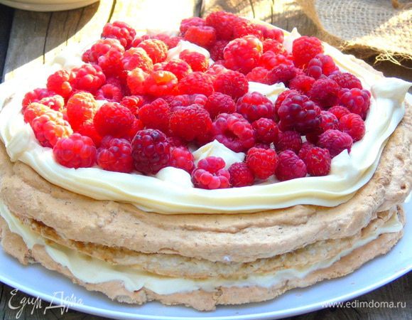 Сверху украшаем ягодами и немедленно подаем!!! Или же даем около часа пропитаться!!!