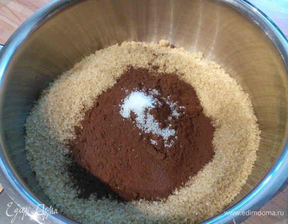 Все сухие ингредиенты сложить в сотейник, размешать, чтобы не было комочков. Влить свежесваренный кофе и воду. 