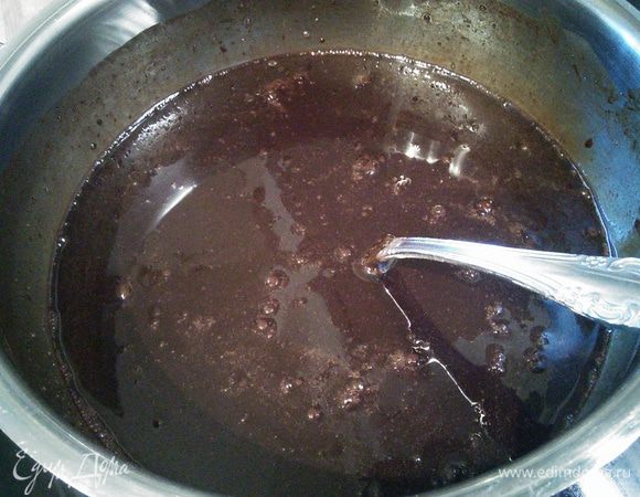 Шоколад раскрошить и добавить ванильный экстракт. Если его нет, то можно заменить зернышками одного ванильного стручка. 