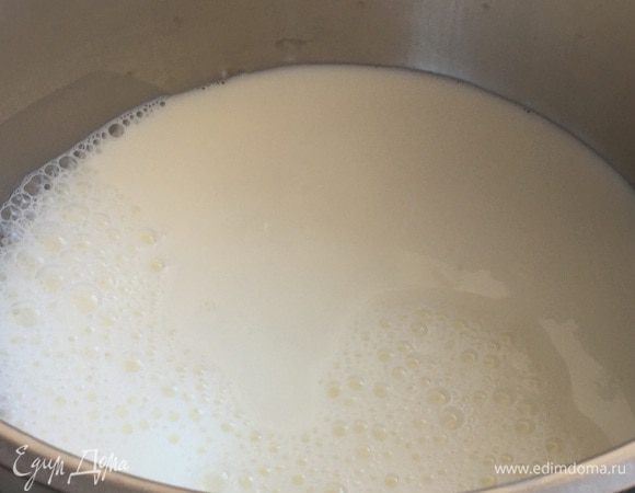 Молоко налейте в кастрюлю, добавьте сахар и соль, подогрейте на среднем огне до первых пузырьков (не доводя до кипения!!!).