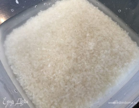 Рис промойте до прозрачной воды. Добавьте в молоко и варите 15 минут все время помешивая.