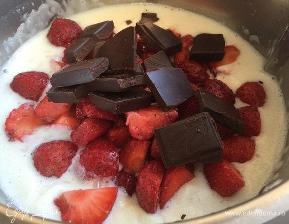 Клубнику помойте, порежьте на четвертинки. Добавьте в кашу клубнику и шоколад, варите помешивая еще 7-10 минут. 