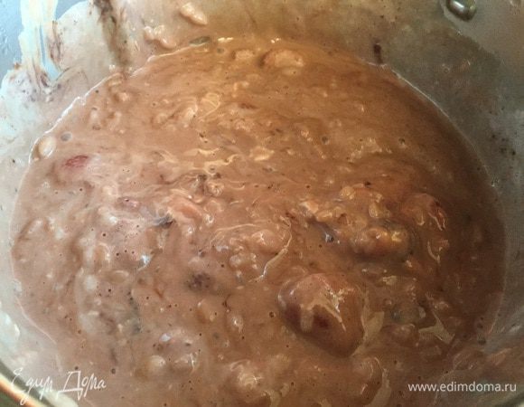 Выключите огонь, накройте кашу крышкой и оставьте на 10-15 минут.