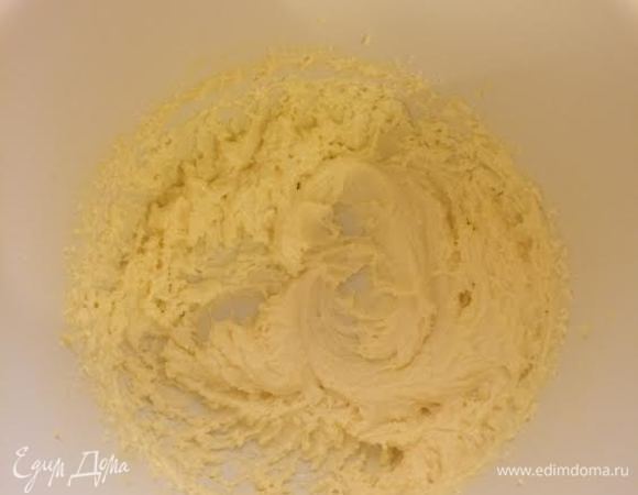 Масло взбить с сахаром.