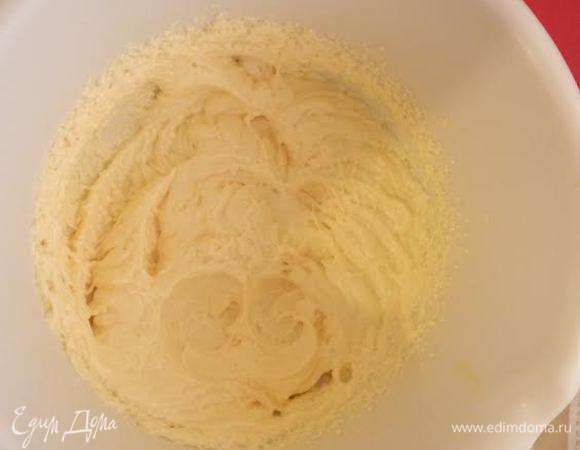 По одному ввести яйца, взбивая после каждого не менее 2 минут.