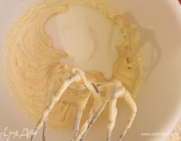 Муку просеять с солью, содой и разрыхлителем.