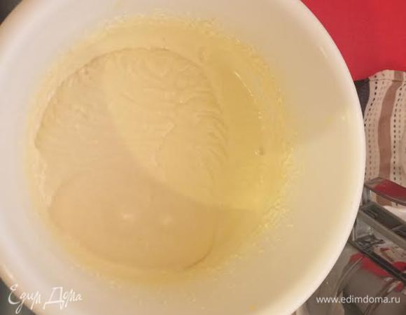 Добавить муку в три приема в яичную смесь, чередую с кефиром.