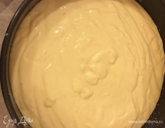 Покрыть чернику тестом и выпекать 45-55 минут, проверяя на готовность лучинкой.