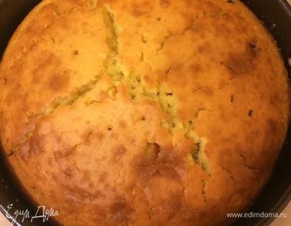 Готовый пирог слегка остудить в форме, а затем перевернуть на тарелку. Подавать теплым. Приятного аппетита!