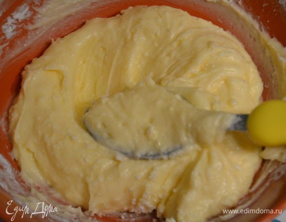 Яйца разделить на желтки и белки. Белки взбить в крепкую пену. Мягкое сливочное масло растереть с сахарной пудрой и цедрой лимона. Подмешать к маслу желтки и соединить эту массу с взбитыми белками. Аккуратно перемешать.