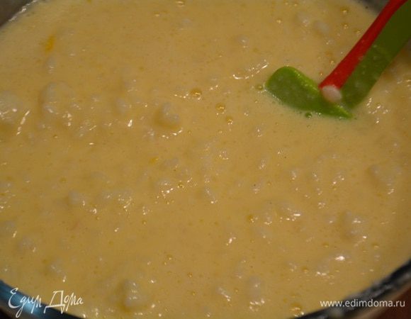 Добавить остывшую кашу и аккуратно перемешать снизу вверх.