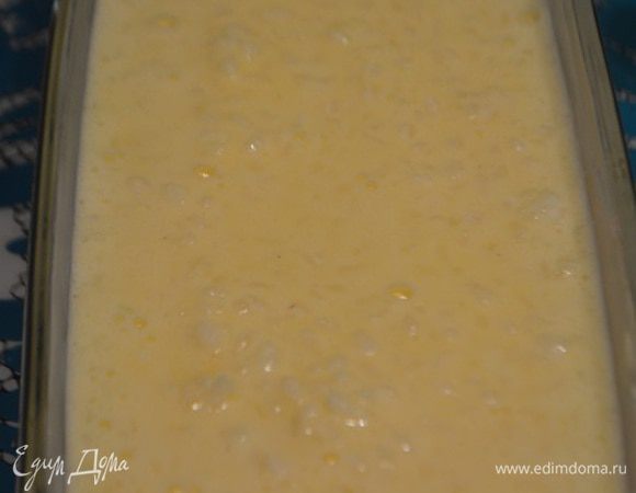 Форму смазать сливочным маслом и выложить рисовую массу. Запекать при температуре 170°С 35 минут.