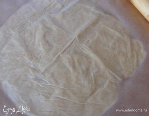Раскатываем между двумя листами пергамента.