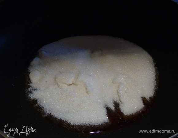 Готовим карамель: сливки нагреваем. В сотейнике с толстым дном нагреваем сахар на среднем огне. Не трогаем, пока сахар не начнет темнеть и плавиться, затем потихоньку аккуратно начинаем мешать.