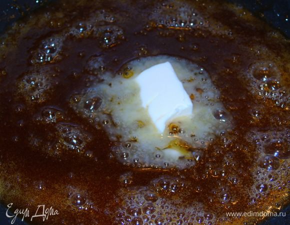 Сливочное масло нарезаем кусочками и по одному кусочку добавляем в карамель, мешаем. Когда один кусочек растворится, только тогда добавляем следующий, и так все масло.