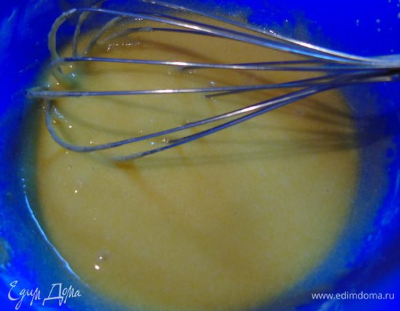 Варим заварной крем: яйца, сахар и крахмал взбиваем венчиком.