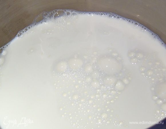 Молоко перемешиваем со сливками, вливаем в сотейник и ставим на огонь, подогреваем, осторожно вводим яйца с сахаром и крахмалом, варим все время помешивая, до загустения. Накрываем пленкой «в контакт» и остужаем.