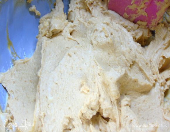 Готовим крем: взбиваем масло в пышную пену, затем добавляем остывшую карамель и хорошо взбиваем.