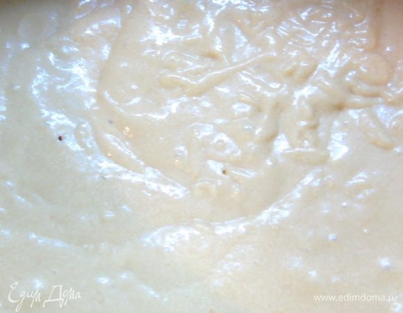 Смешиваем заварной и масляный крем и хорошо взбиваем, остудить в холодильнике и снова взбить.