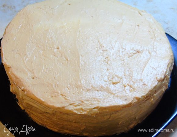 Перемазываем все коржи кремом (2 ст. л. на корж), верх и бока также смазываем.