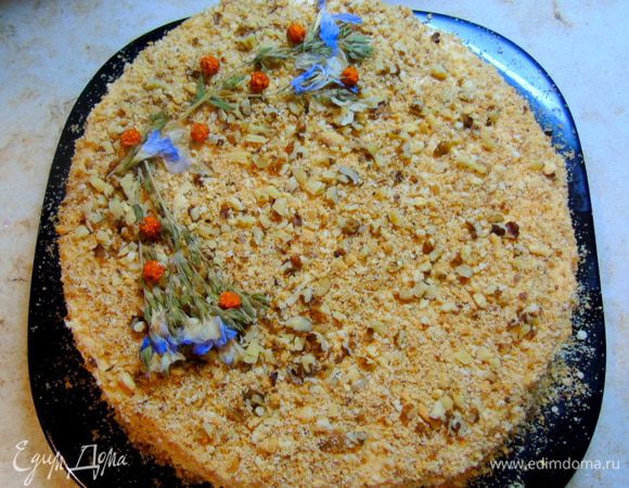 Обрезки  от коржей измельчаем и посыпаем торт со всех сторон, украшаем по своему желанию, можно еще измельченными орехами присыпать.