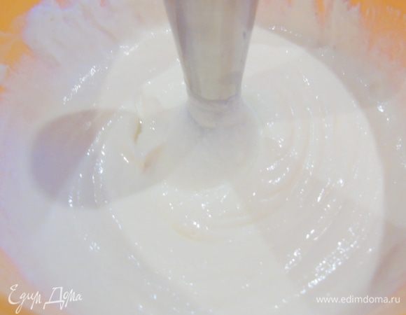 Желатин замачиваем в 100 г кипяченной комнатной воды и оставляем на 15 минут, а затем подогреваем на водяной бане или в микроволновке. Творог смешиваем со сметаной и 100 г сахара, взбиваем блендером и в конце вливаем половину желатина и еще раз взбиваем. Фрукты или ягоды заливаем 100 мл воды и добавляем 100 г сахара, ставим на огонь. Варим до мягкости. Взбиваем блендером и так же добавляем вторую половину желатина.