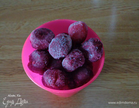 Отмерьте 1 стакан вишни. Если она мороженая, как у меня, то достаньте ее за полчаса до того, как будет готовить мороженое.