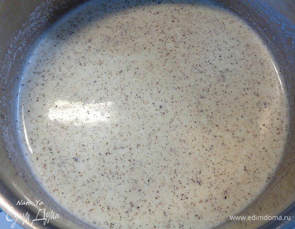 В сотейник с толстым дном влейте молоко и жирные сливки, всыпьте сахар.
Возьмите стручок ванили, разрежьте пополам вдоль и соскребите семена ножом. Все это добавьте в сотейнике поставьте его на средний огонь. Массу нужно довести до кипения.