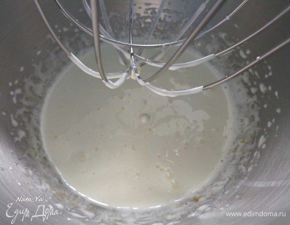 Миксером взбейте желтки и сахар добела.