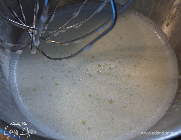 Когда молочная смесь в сотейнике закипит, в несколько порций влейте ее в желтковую смесь, каждый раз тщательно помешивая. Иначе желтки свернутся.