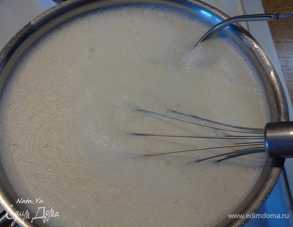 Когда обе массы будут соединены, верните все в сотейник.
Поставьте на плиту и доведите смесь до 84°С, постоянно помешивая венчиком. Если термометра нет, ждите момента, когда крем будет обволакивать лопатку, и можно будет оставить след, проведя по ней пальцем. 