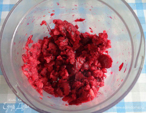 Пробейте вищню фуд-процессором, чтобы она измельчилась на крупные кусочки.