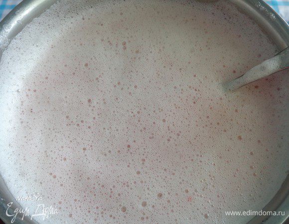 Добавьте вишню в горячую массу и тщательно размешайте. Ягода окрасит мороженое в розоватый цвет и оно получится с кусочками ягод.
Дайте массе охладиться. Для этого уберите ее в холодильник на 3-5 часов.