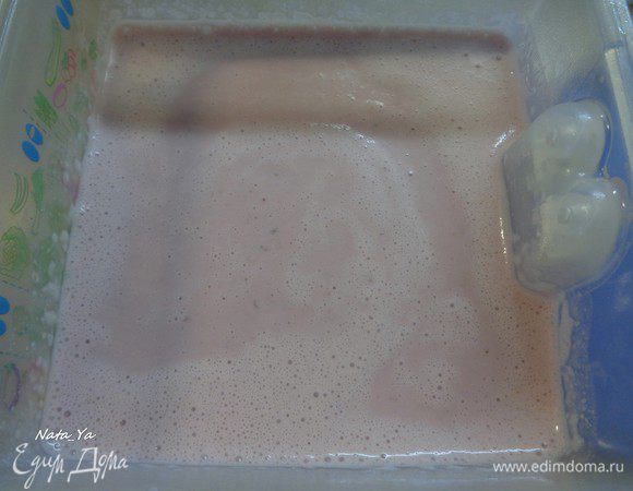 После этого переливаем массу в контейнер и убираем в морозильную камеру до полного застывания. На это лучше отвести еще часов 6-7.
