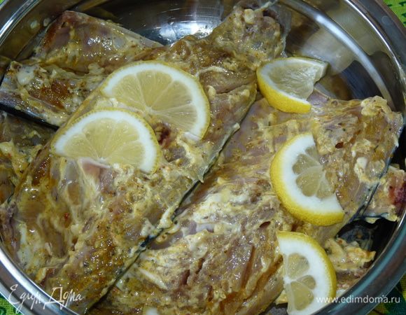Смешать майонез, специи, горчицу. Филе рыбы посолить по вкусу и намазать маринадом. Добавить лимон, нарезанный полукольцами. Оставить мариноваться хотя бы на 20 минут, пока прогорят угли. У нас мариновалось 2 часа.
